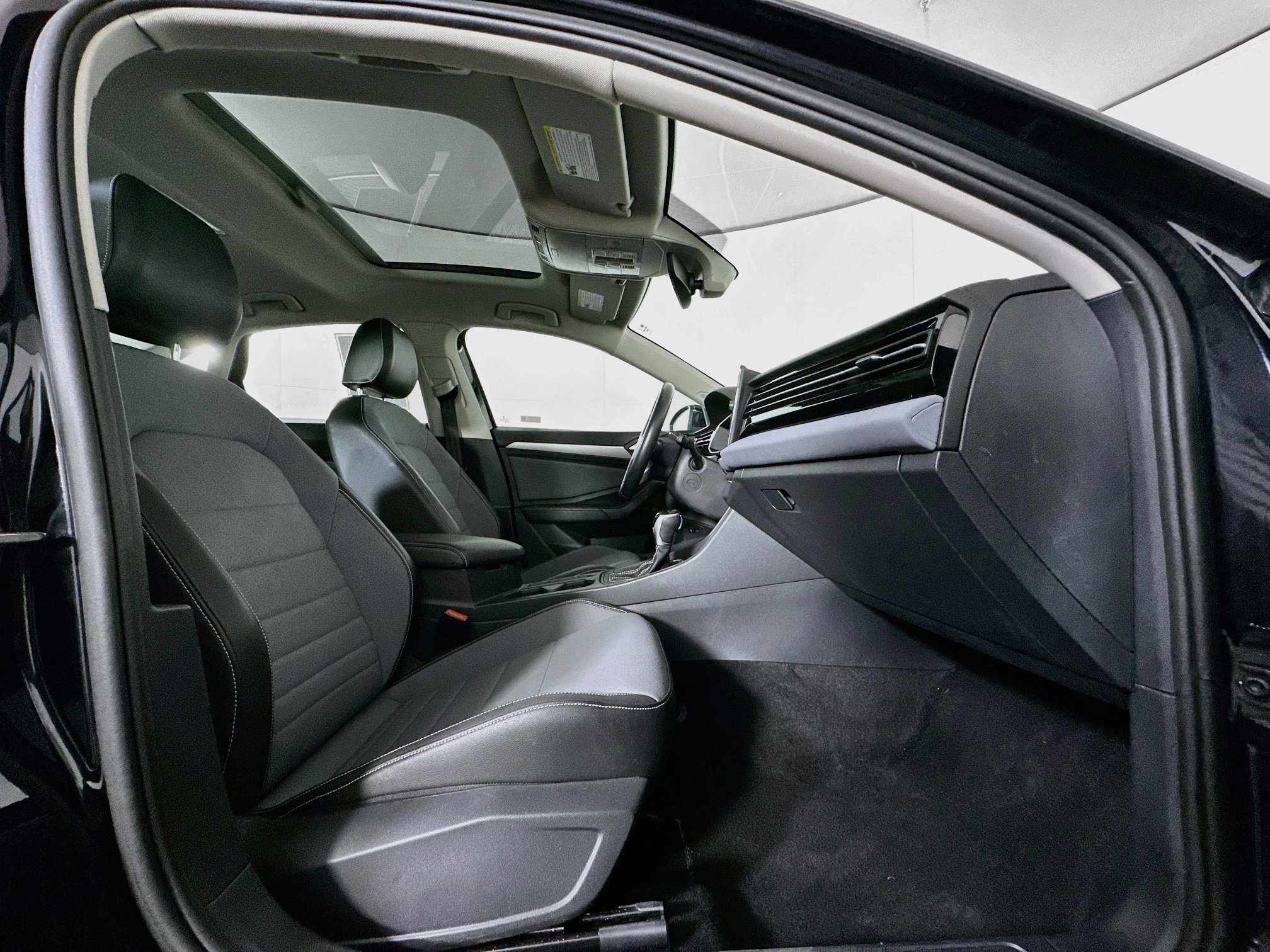 Used 2025 Volkswagen Jetta SE FWD image 32