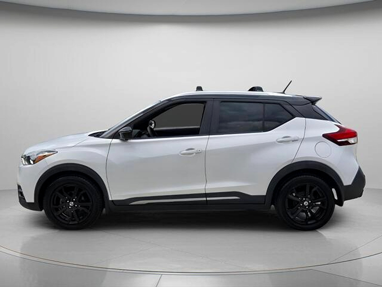 Used 2020 Nissan Kicks SR w/ Exterior Package FWD image 3