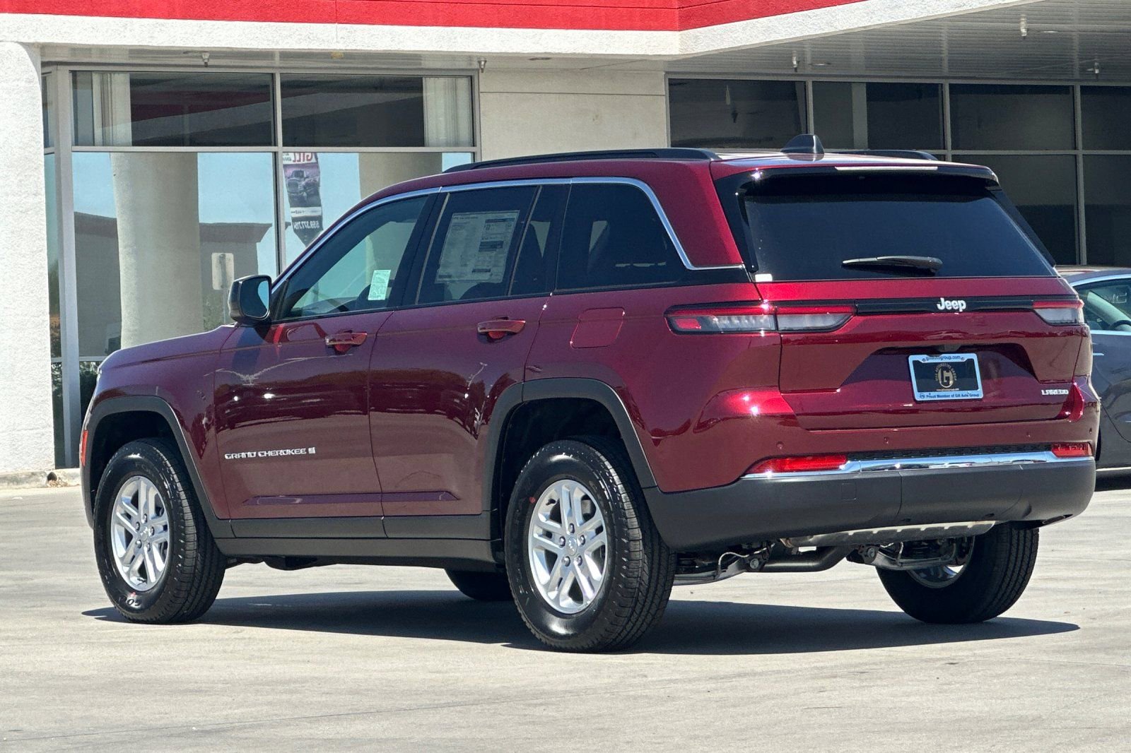 New 2025 Jeep Grand Cherokee Laredo w/ Luxury Tech Group I RWD image 4