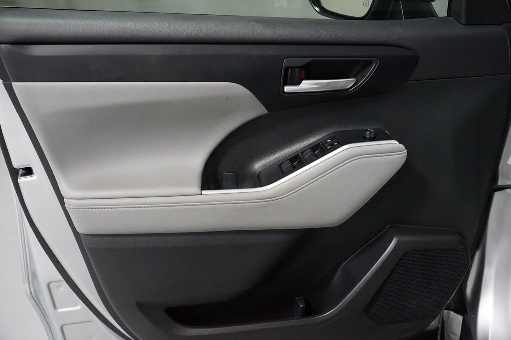 Certified 2024 Toyota Highlander XLE FWD image 31
