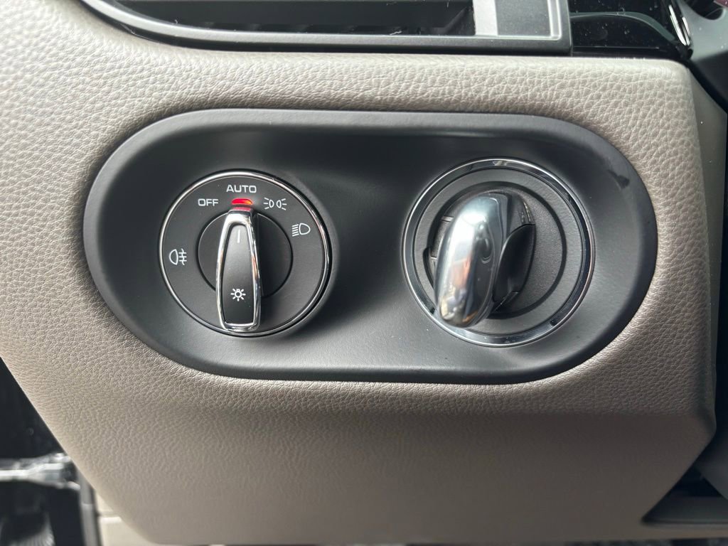 Certified 2026 Porsche Macan image 16