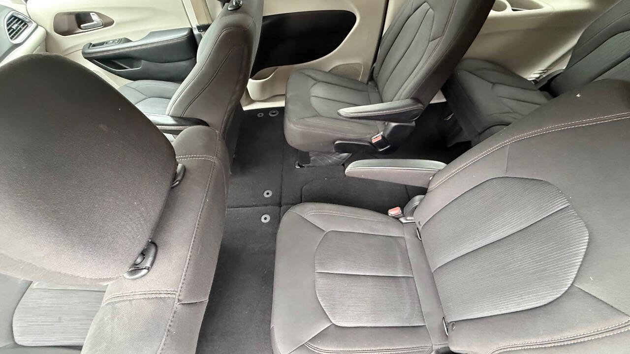 Used 2017 Chrysler Pacifica Touring FWD image 47