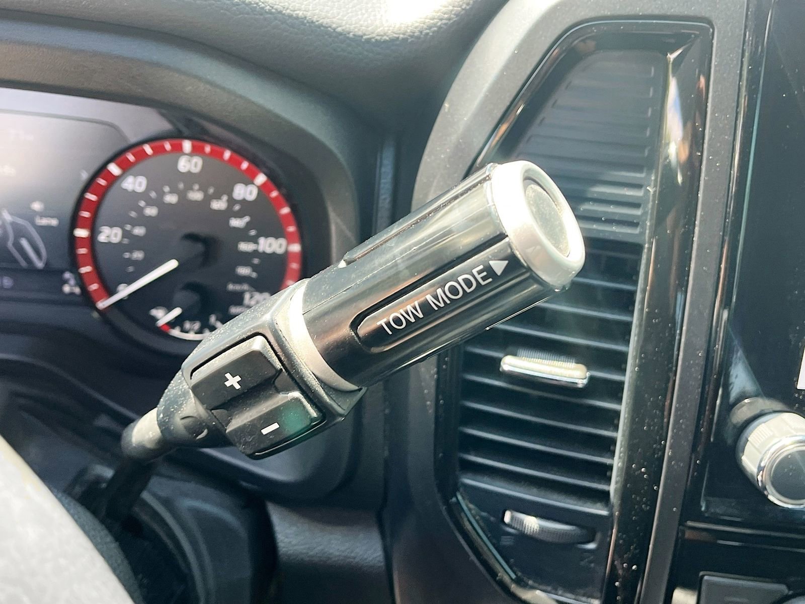 Used 2024 Nissan Titan PRO-4X w/ Pro-4x Convenience Package image 17