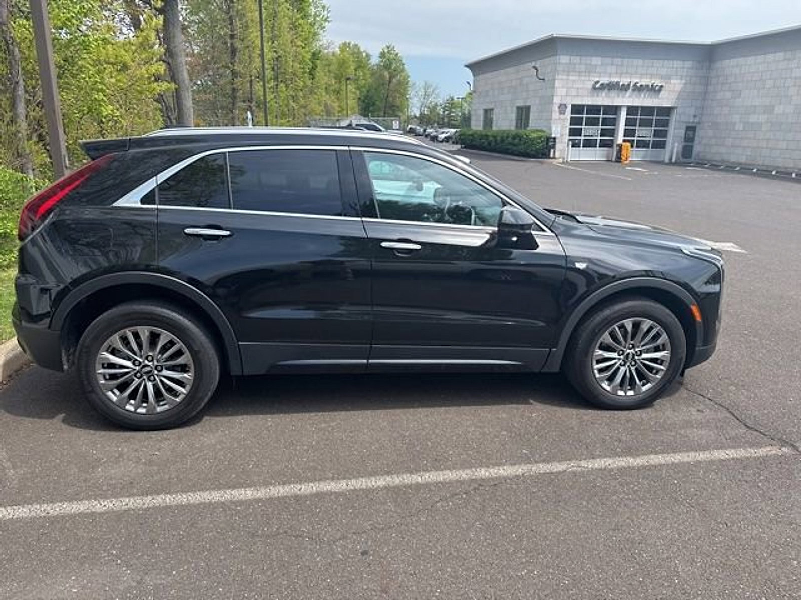 Used 2025 Cadillac XT4 Premium Luxury AWD/4WD image 2