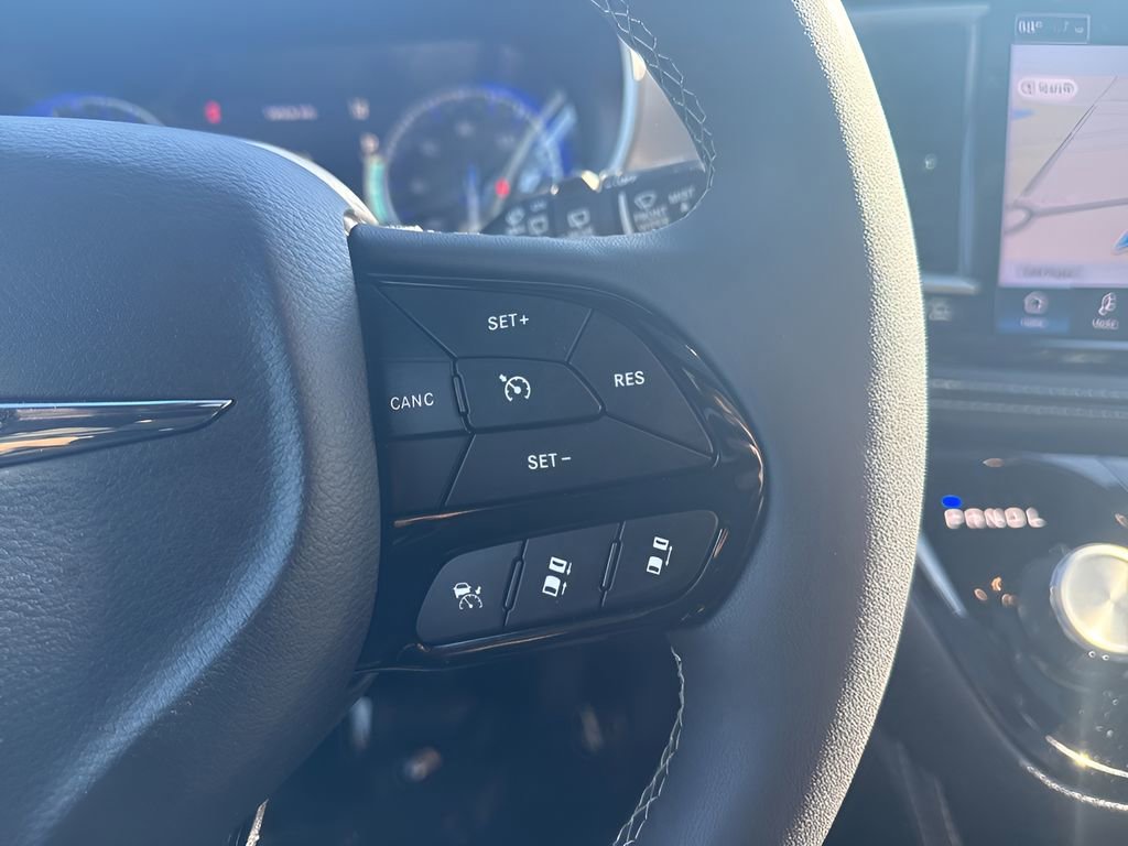 Used 2025 Chrysler Pacifica Limited image 26