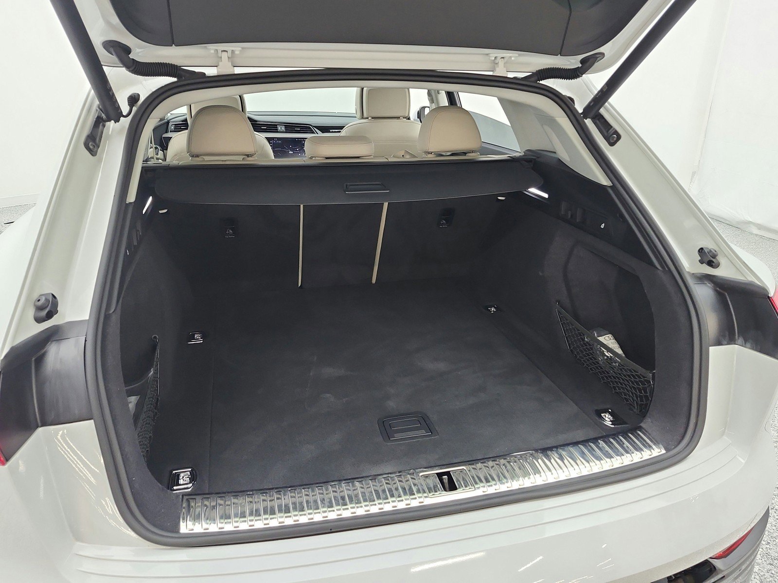 Used 2024 Audi Q8 e-tron Premium Plus w/ Premium Plus Package image 21