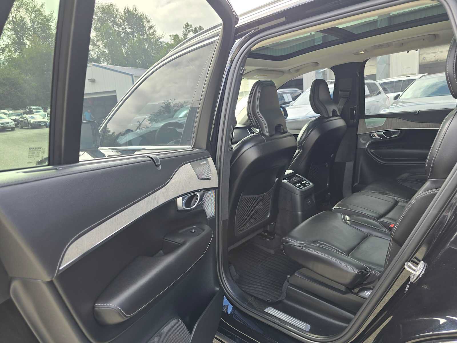 Certified 2024 Volvo XC90 T8 Ultimate w/ Lounge Package AWD/4WD image 17