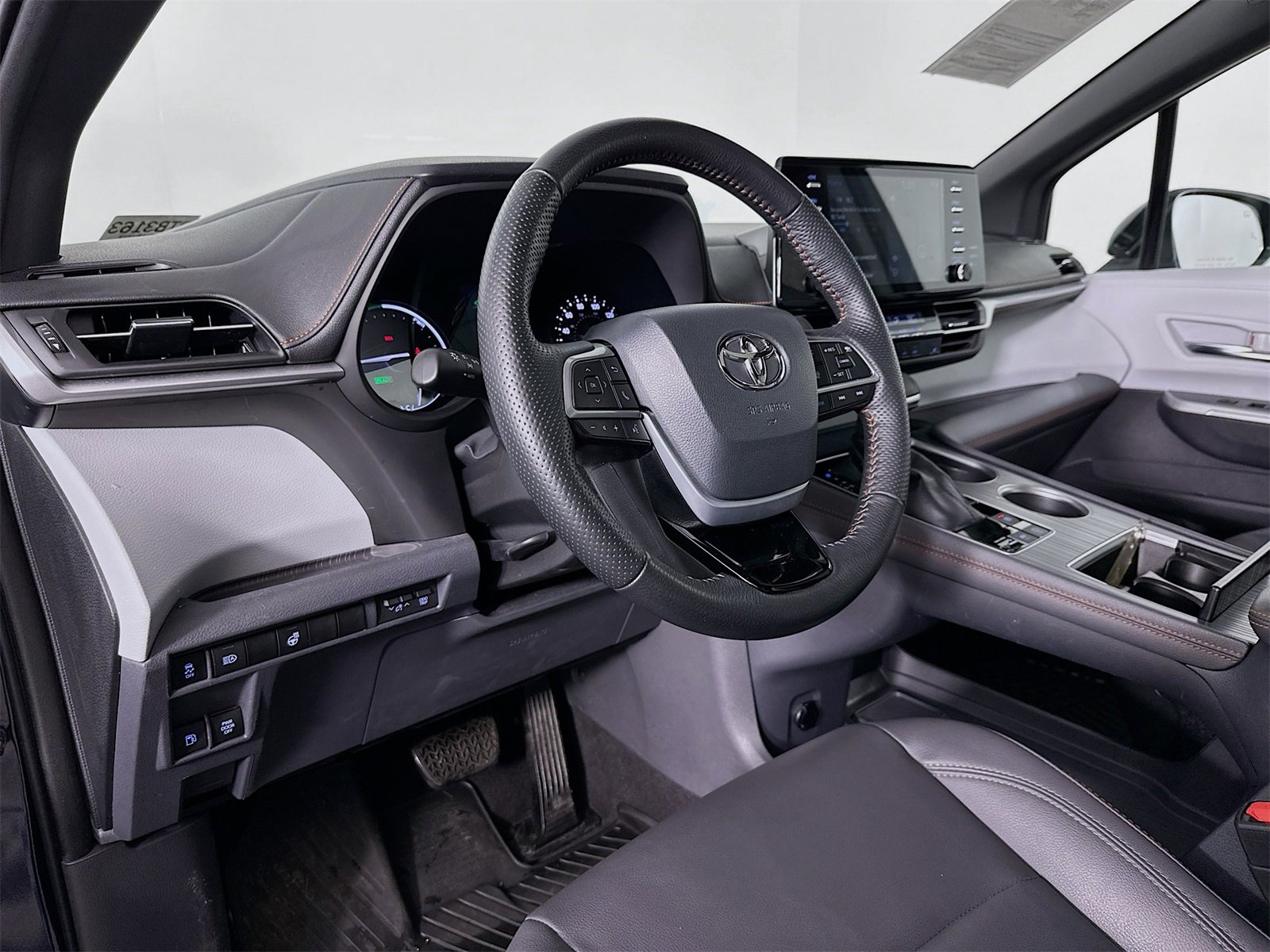 Used 2022 Toyota Sienna XSE image 9