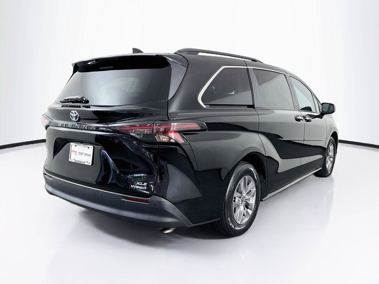 Certified 2024 Toyota Sienna XLE FWD image 2