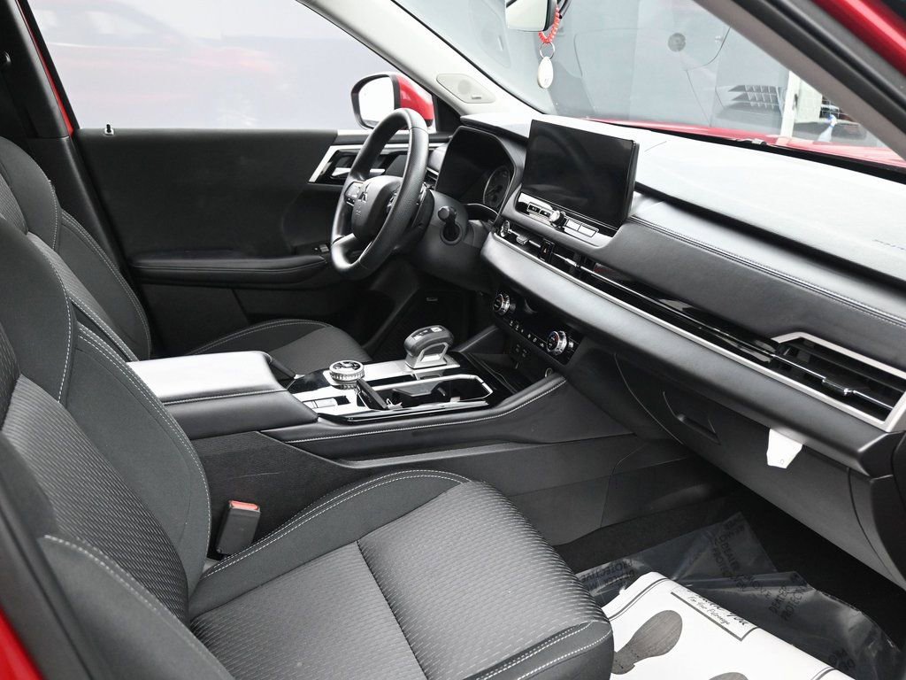 Used 2025 Mitsubishi Outlander ES image 31