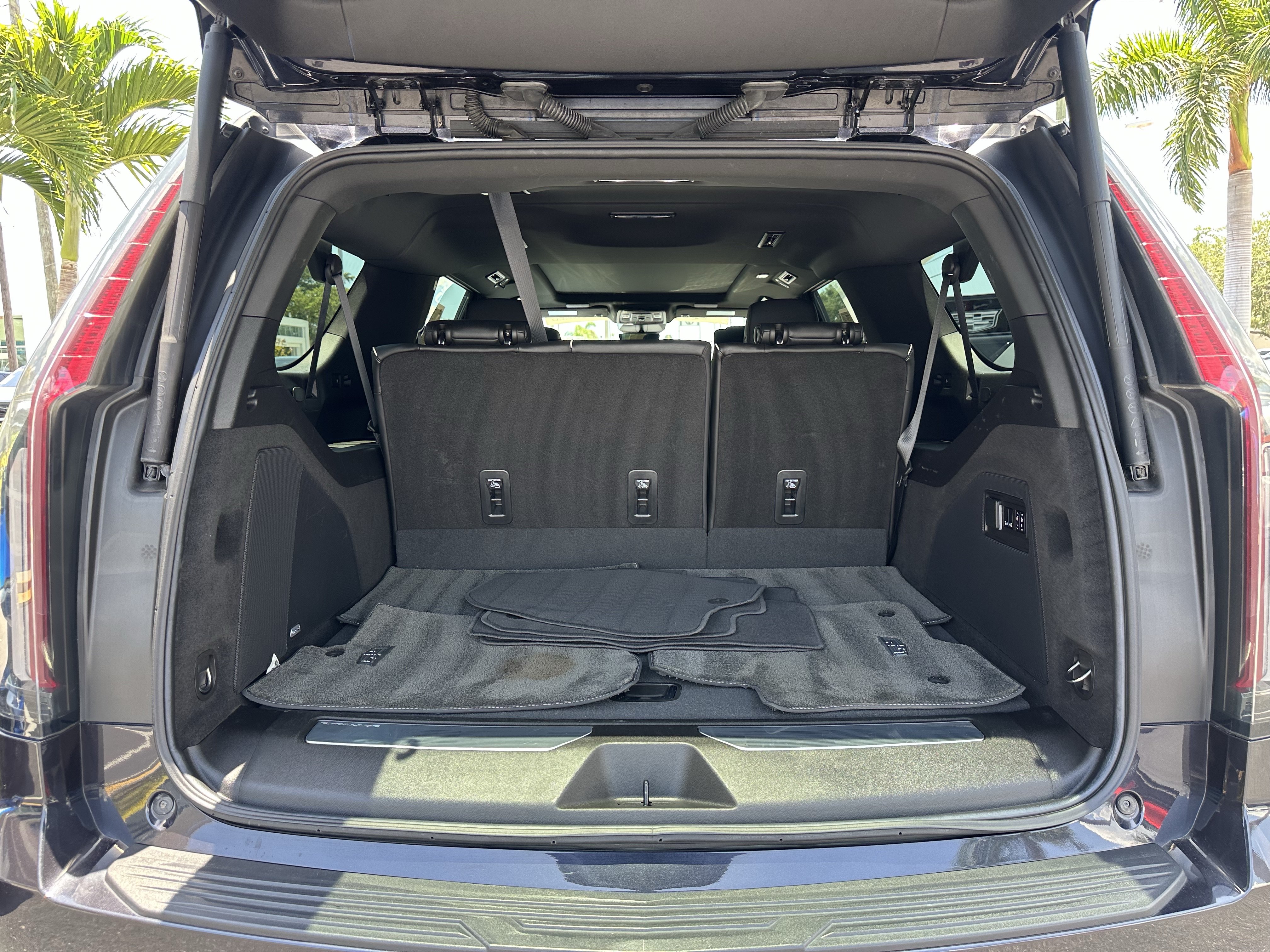 Used 2023 Cadillac Escalade ESV Premium Luxury AWD/4WD image 9