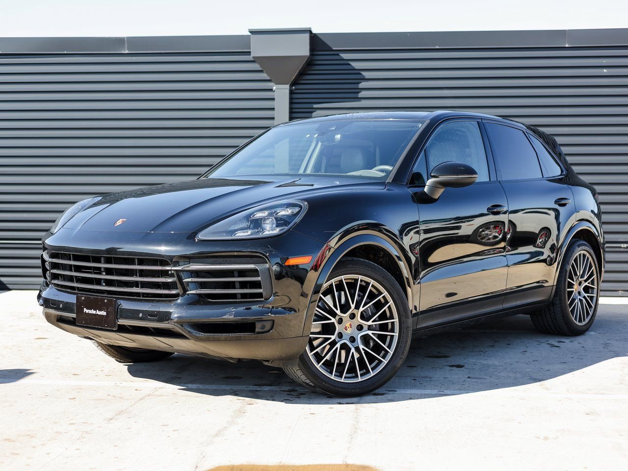 Certified 2023 Porsche Cayenne Platinum Edition image 1