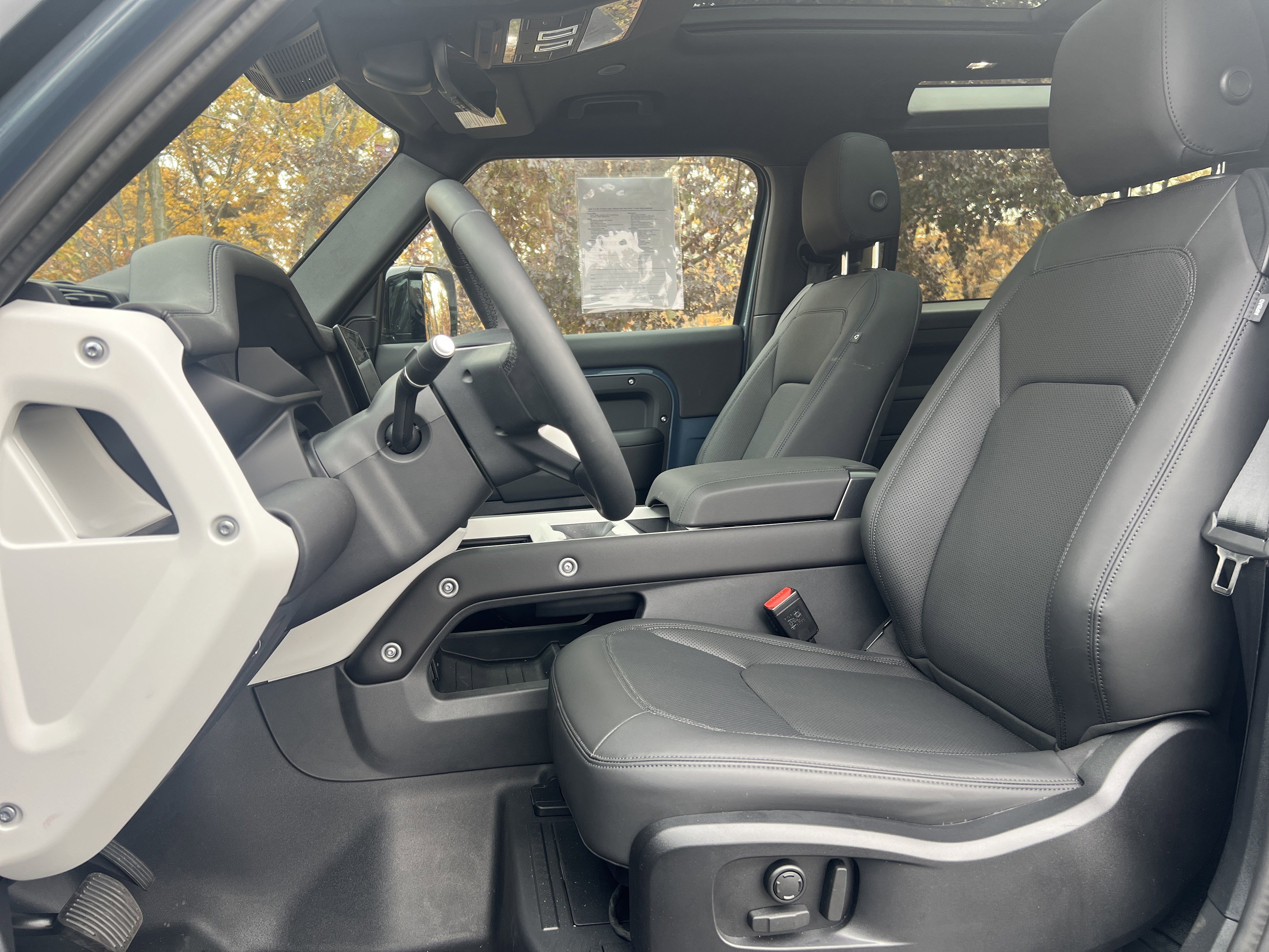 Used 2025 Land Rover Defender 90 X-Dynamic SE image 24