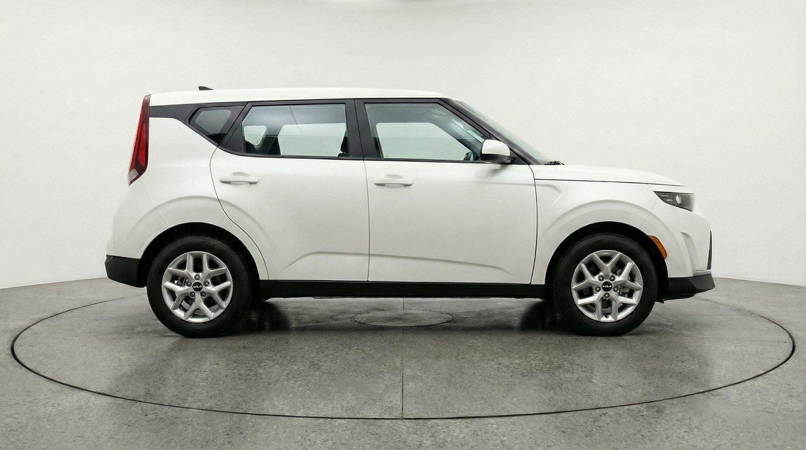 Used 2025 Kia Soul LX w/ LX Technology Package FWD image 11