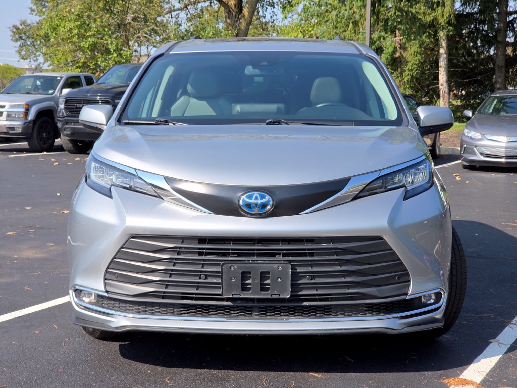 Used 2023 Toyota Sienna XLE FWD image 17