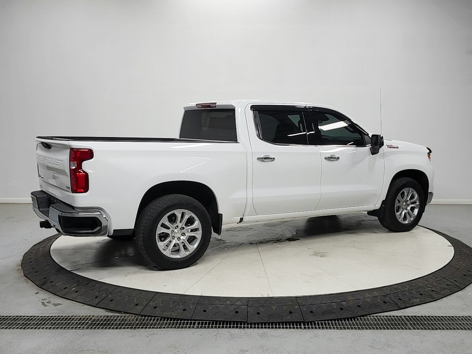 Used 2025 Chevrolet Silverado 1500 LTZ AWD/4WD image 7