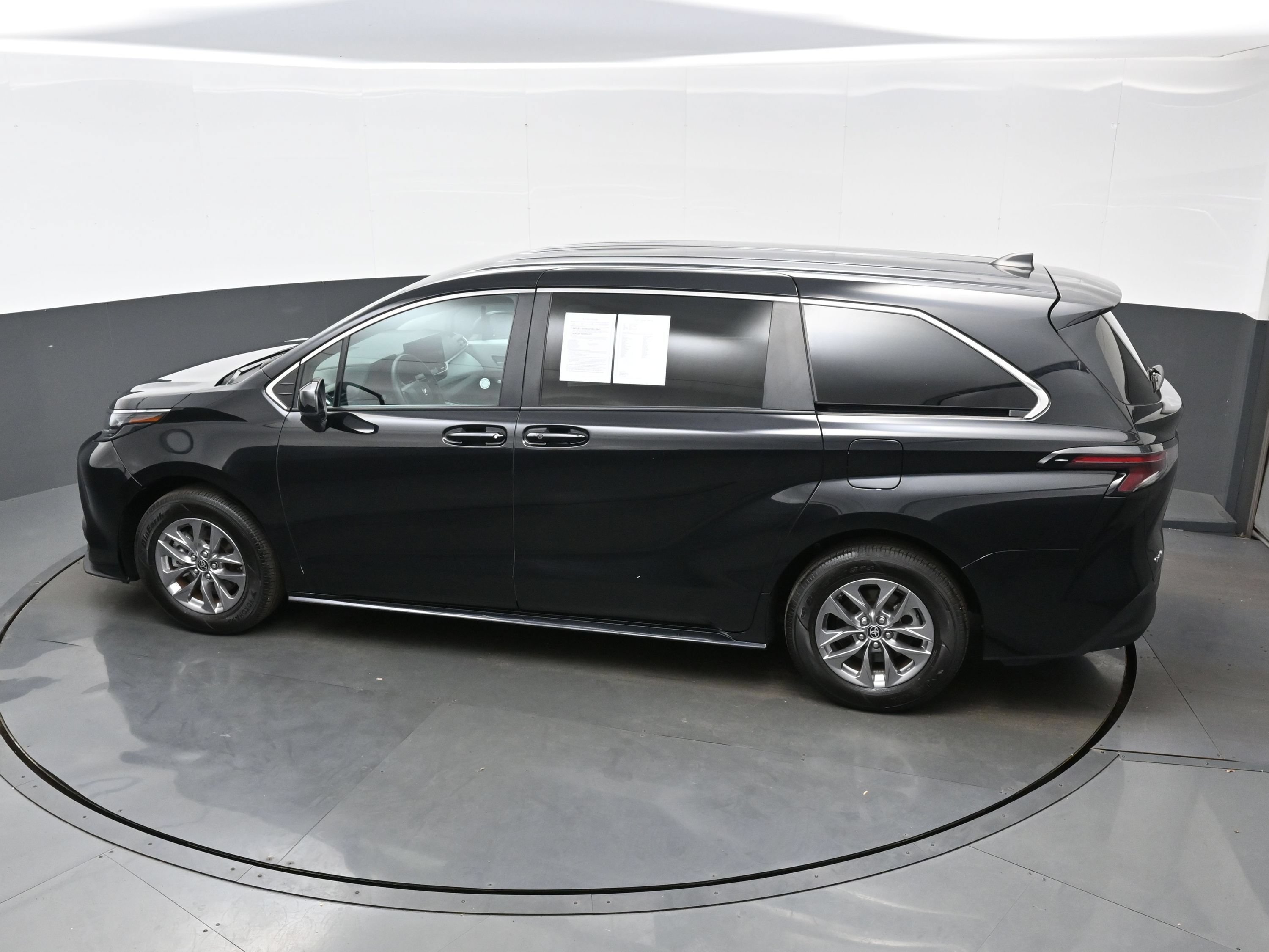 Used 2025 Toyota Sienna LE FWD image 38