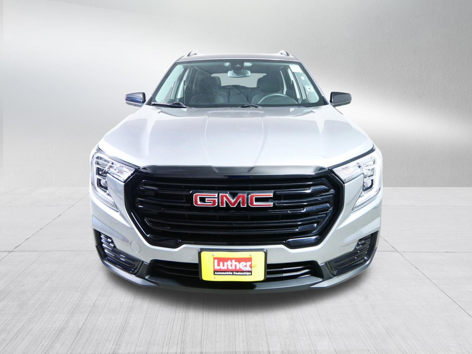 Used 2023 GMC Terrain SLE w/ Driver Convenience Package image 2