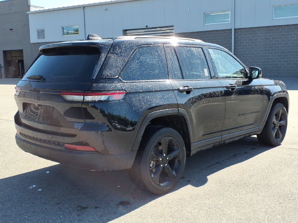 Used 2023 Jeep Grand Cherokee Altitude AWD/4WD image 4