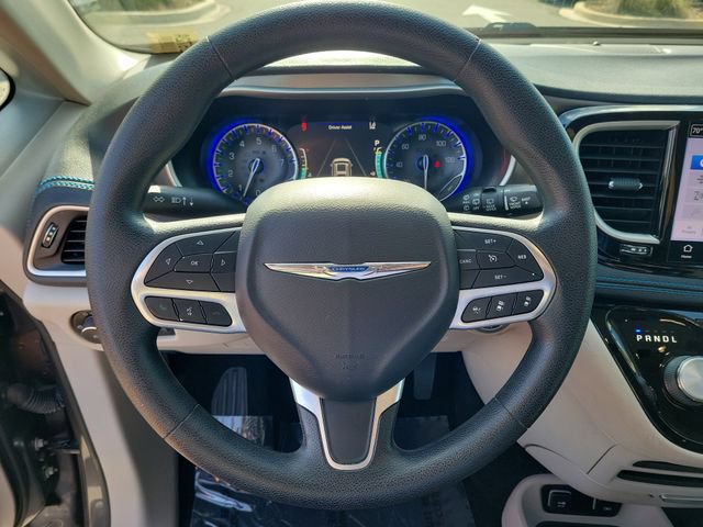 Used 2021 Chrysler Pacifica Touring FWD image 18