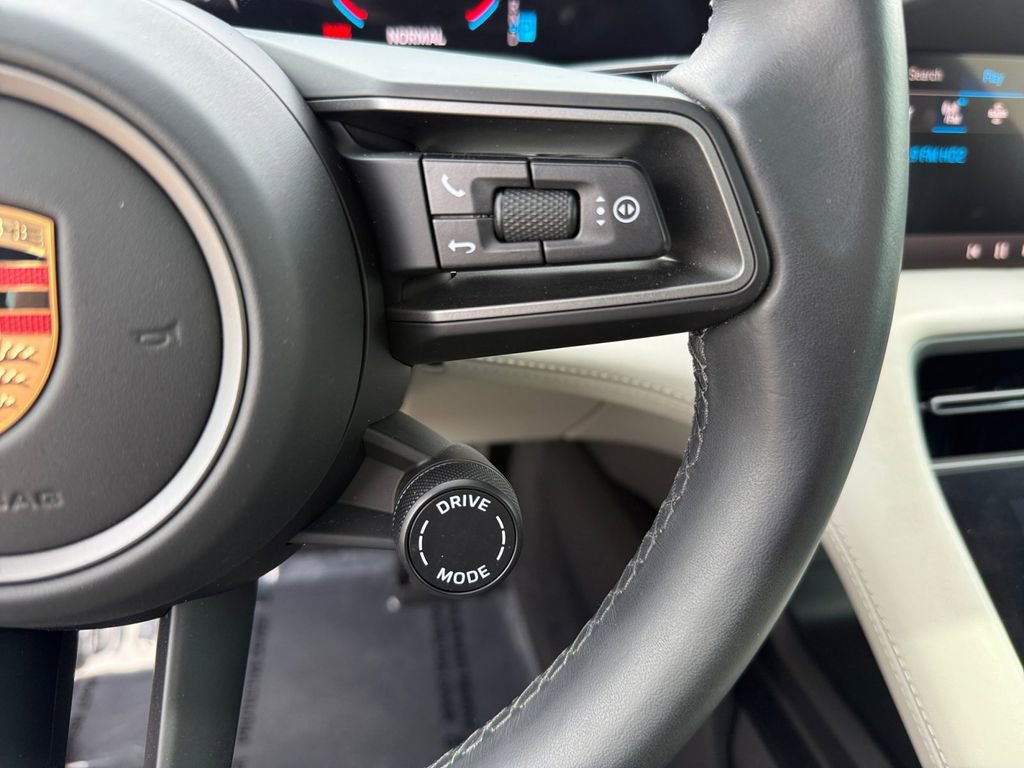 Used 2025 Porsche Taycan image 21