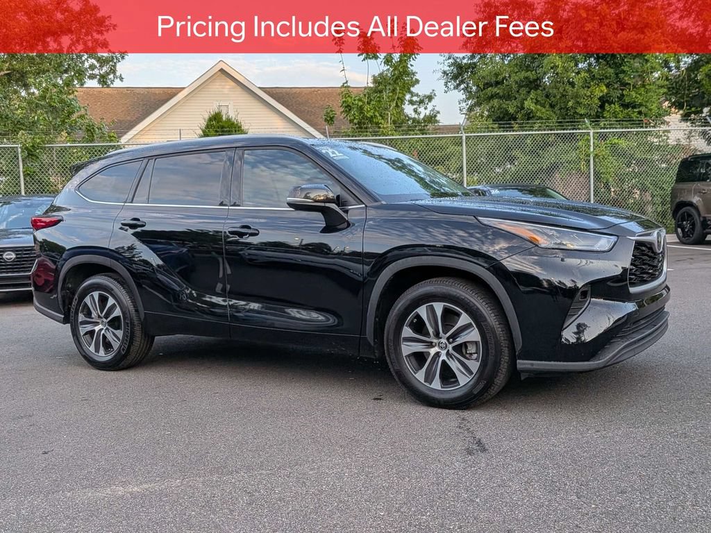 Used 2022 Toyota Highlander XLE FWD image 2