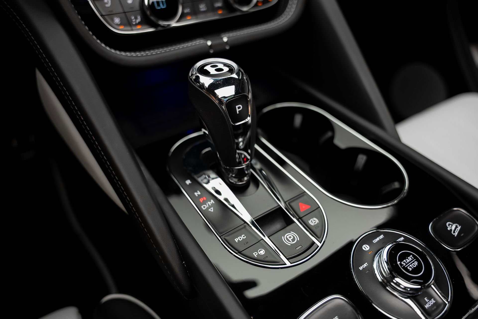 Used 2021 Bentley Bentayga Plug-In Hybrid image 51