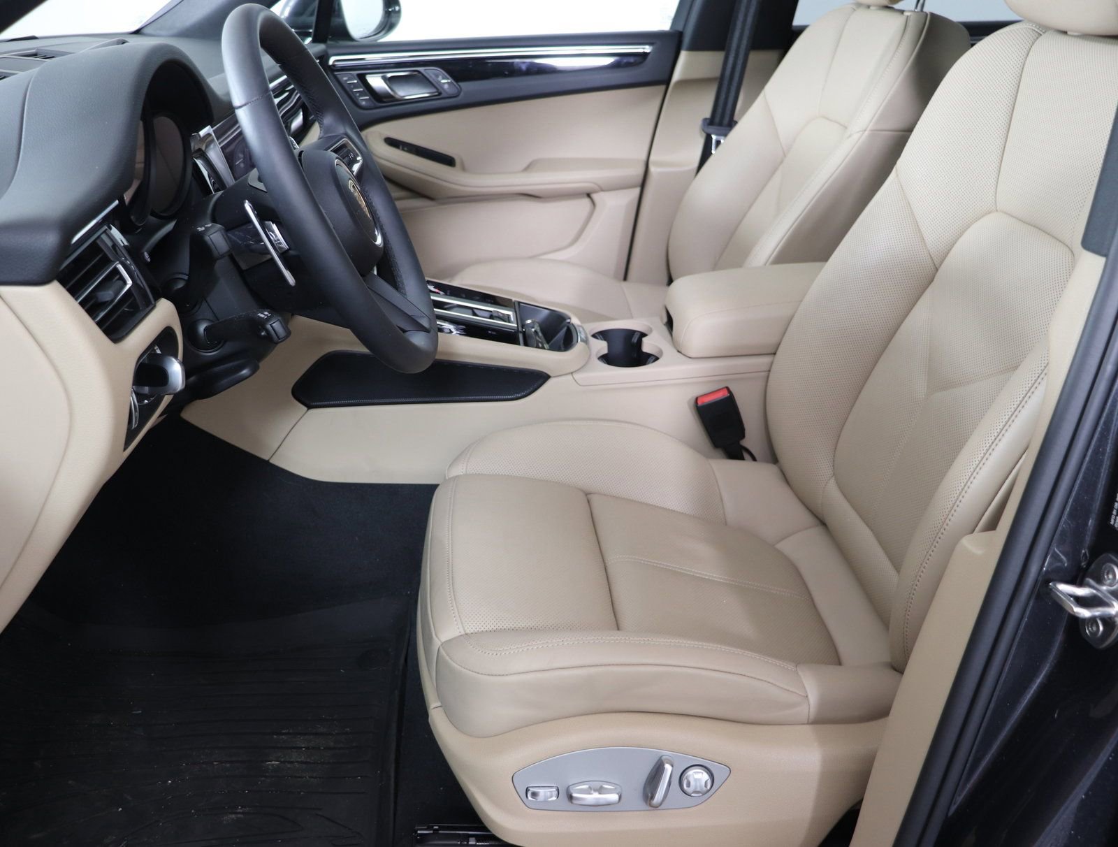 Used 2025 Porsche Macan image 7