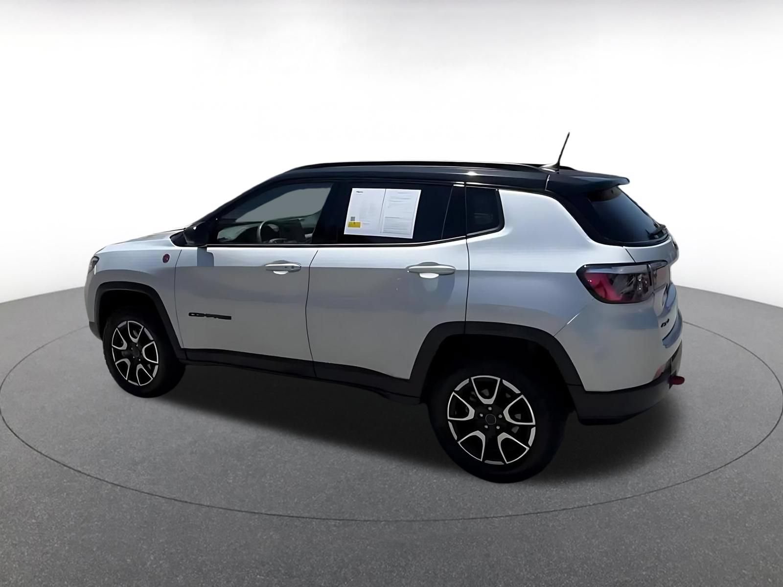 Used 2025 Jeep Compass Trailhawk AWD/4WD image 9