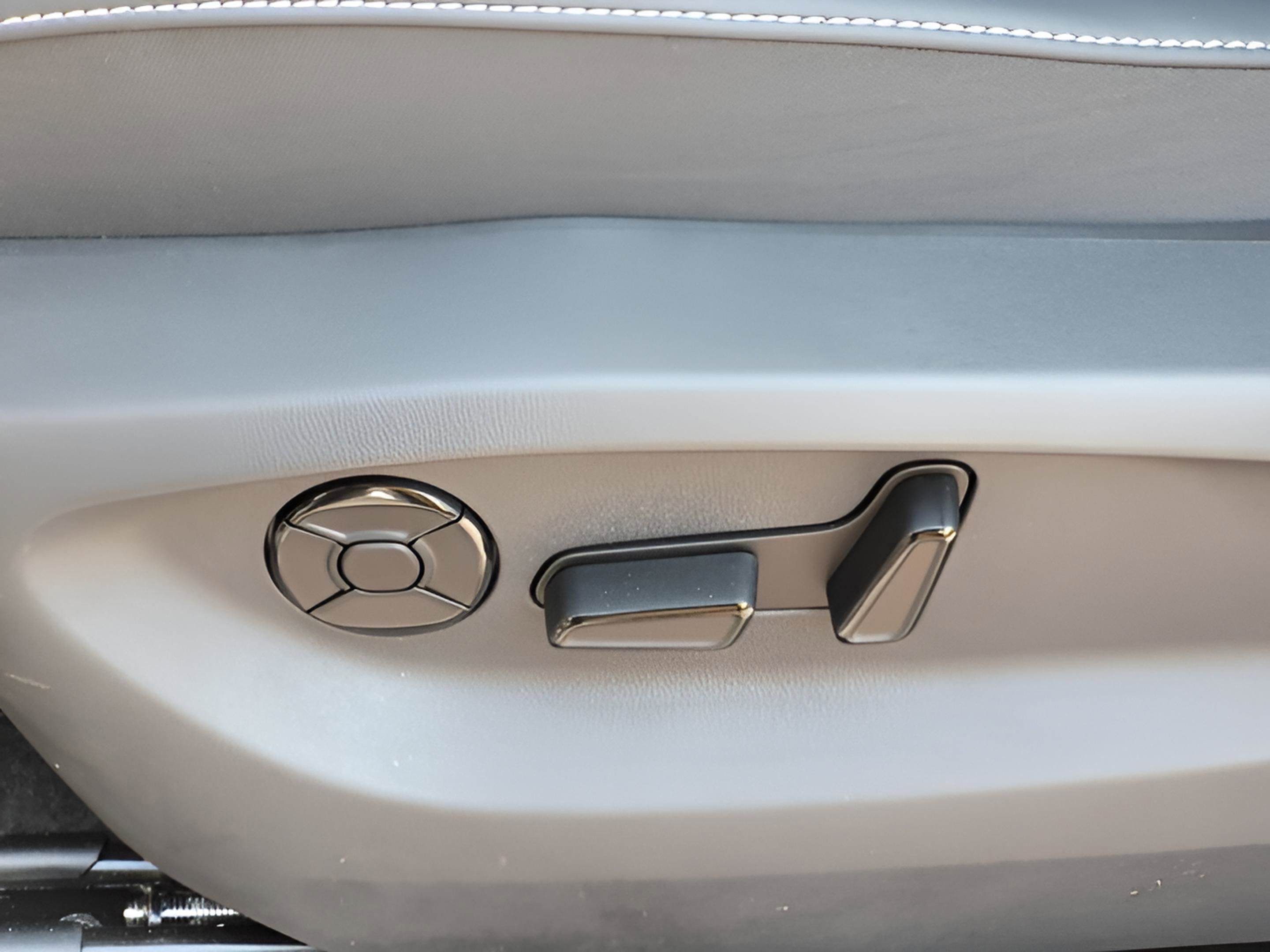 New 2025 Volkswagen Tiguan SE image 13