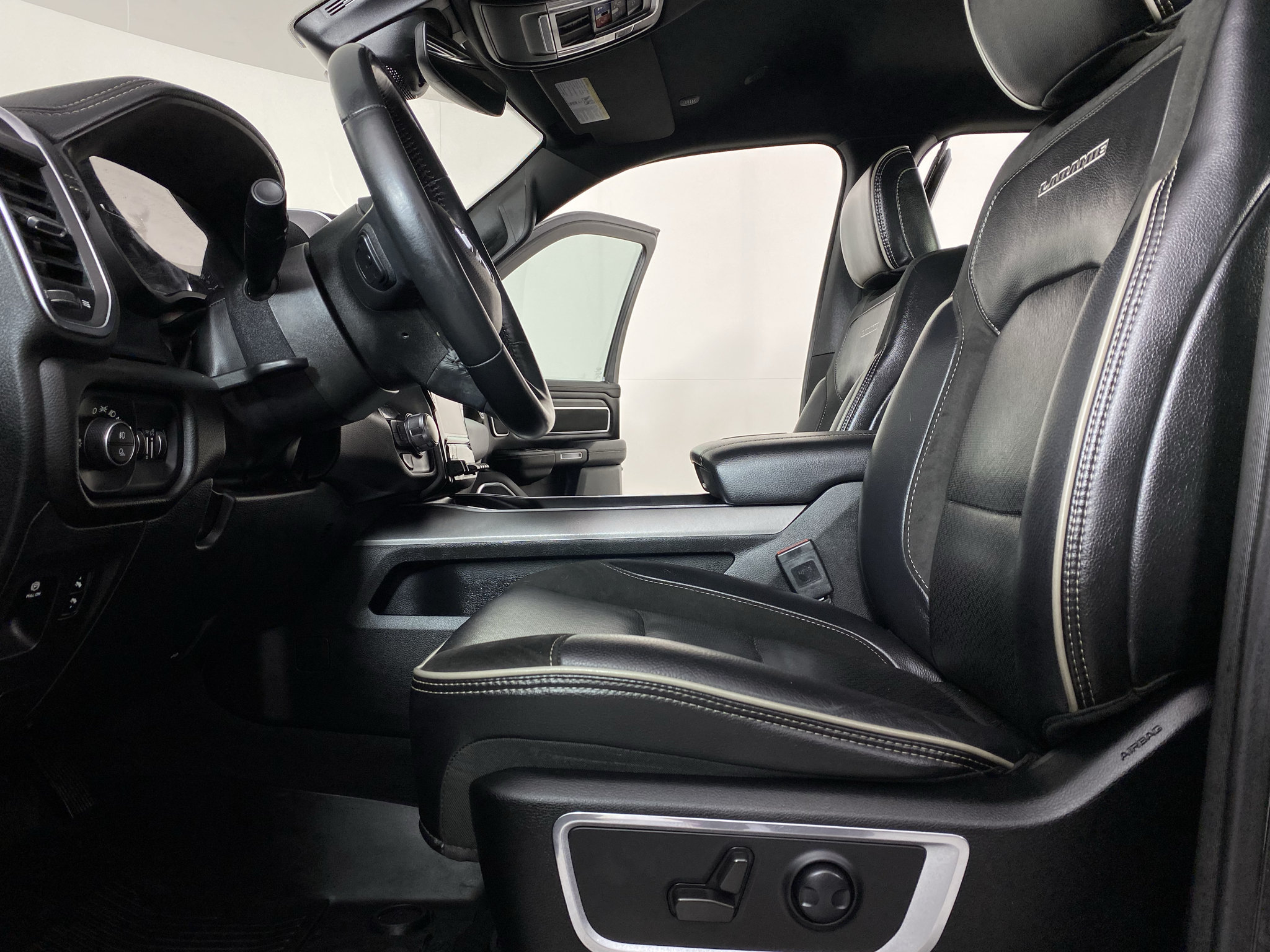 Used 2023 RAM 1500 Laramie AWD/4WD image 22
