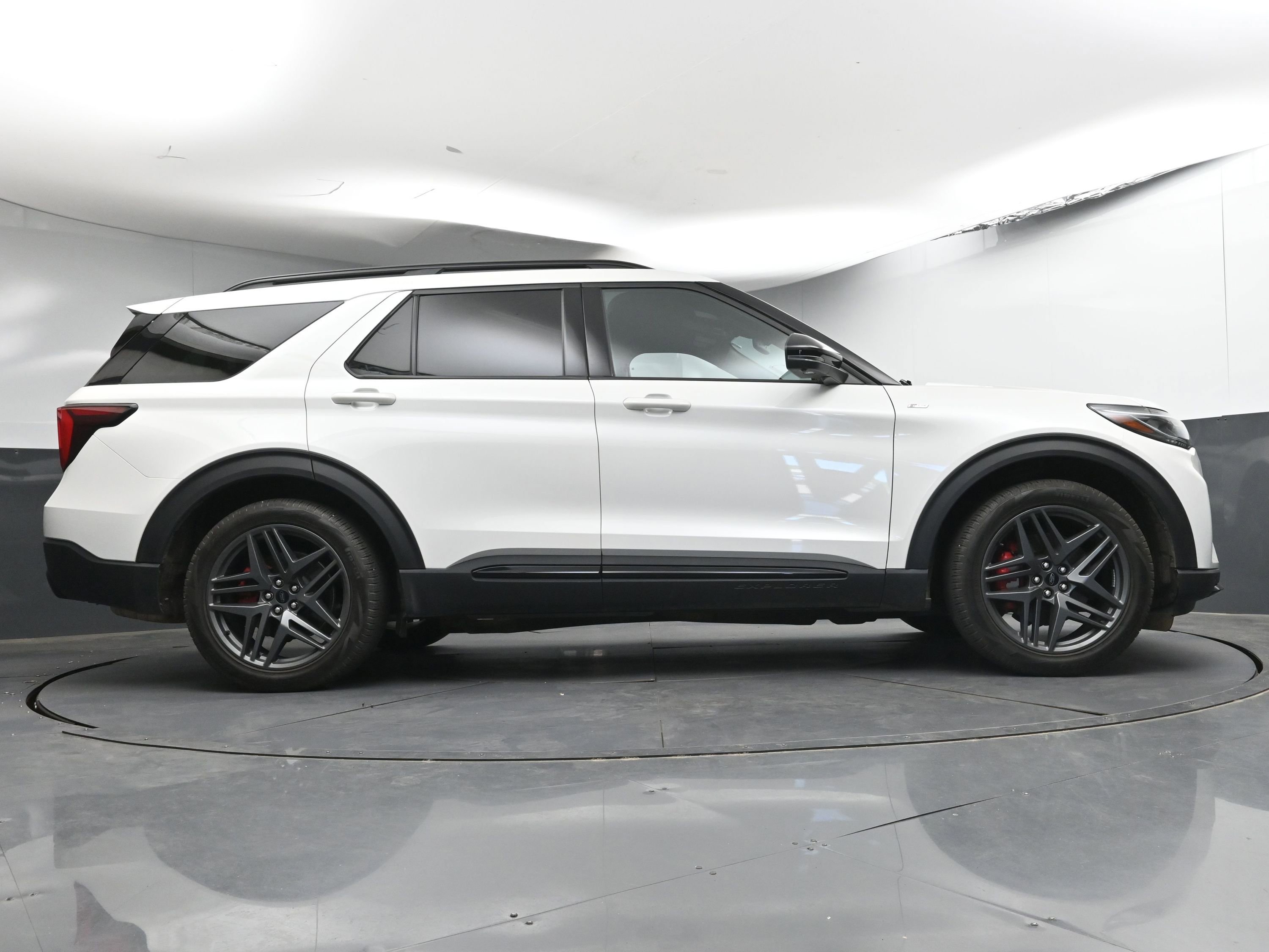 Used 2025 Ford Explorer ST-Line w/ Premium Package RWD image 25