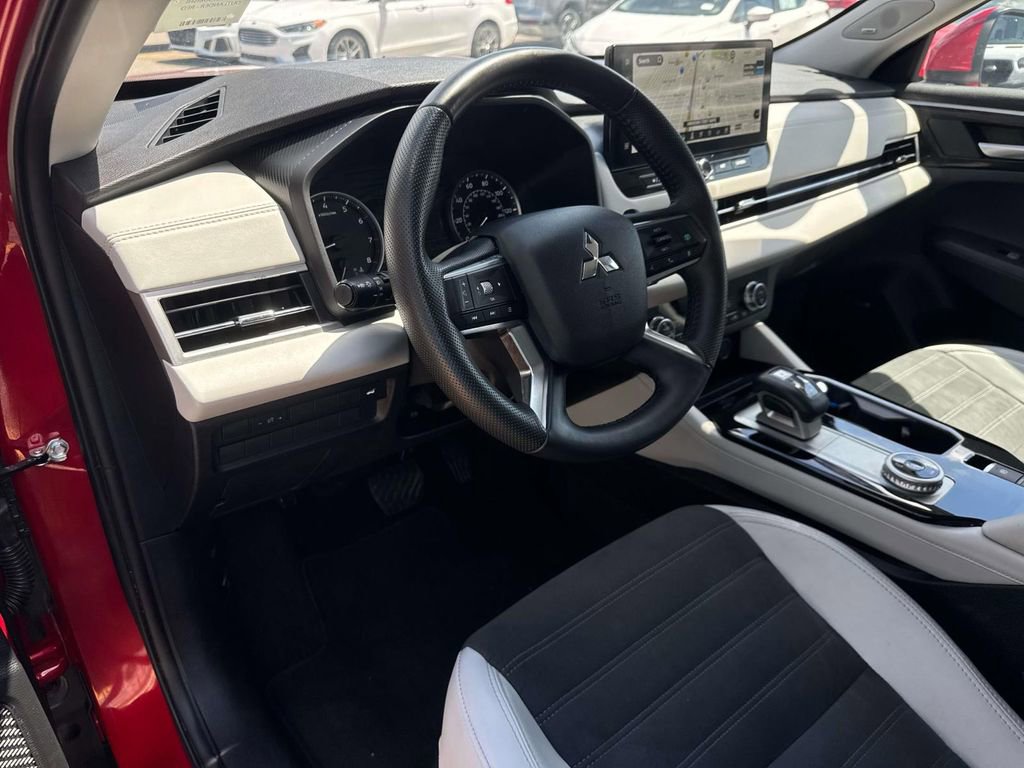 Used 2025 Mitsubishi Outlander SE image 19