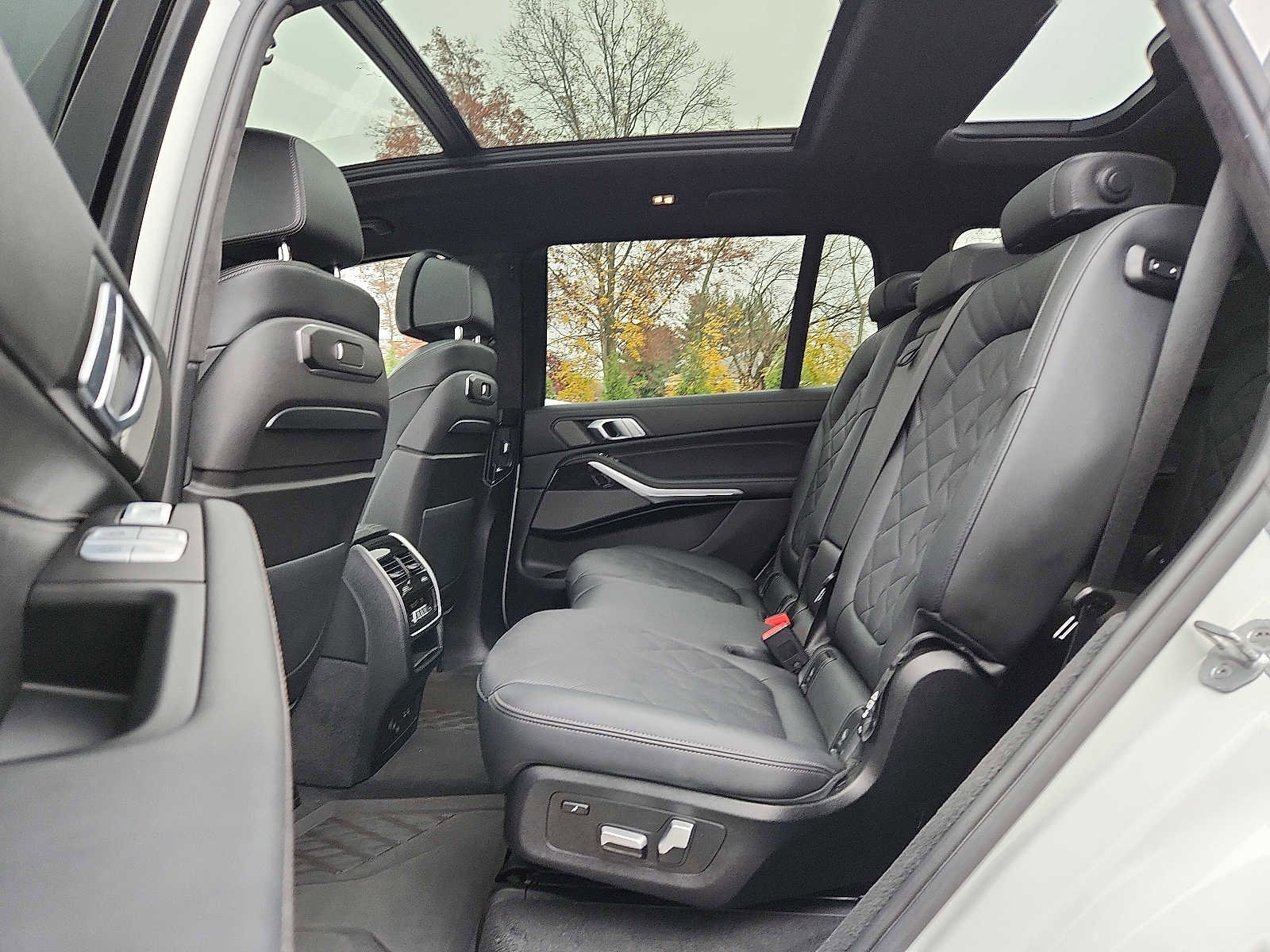 Certified 2024 BMW X7 xDrive40i w/ M Sport Package image 10