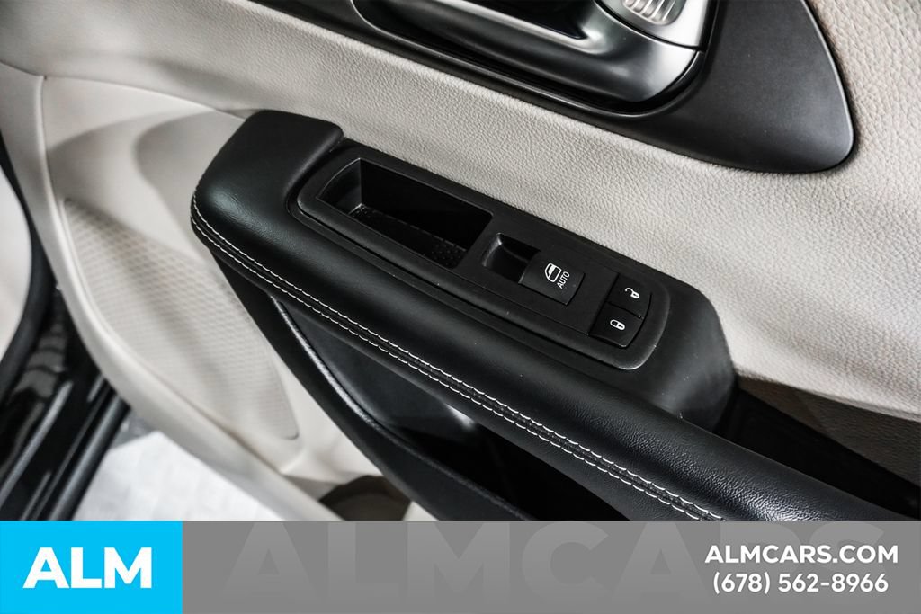 Used 2023 Chrysler Pacifica Touring-L FWD image 39
