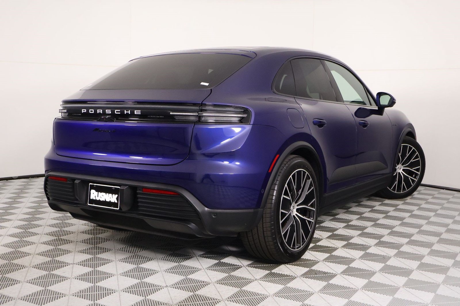 Certified 2024 Porsche Macan 4 Electric AWD/4WD image 7