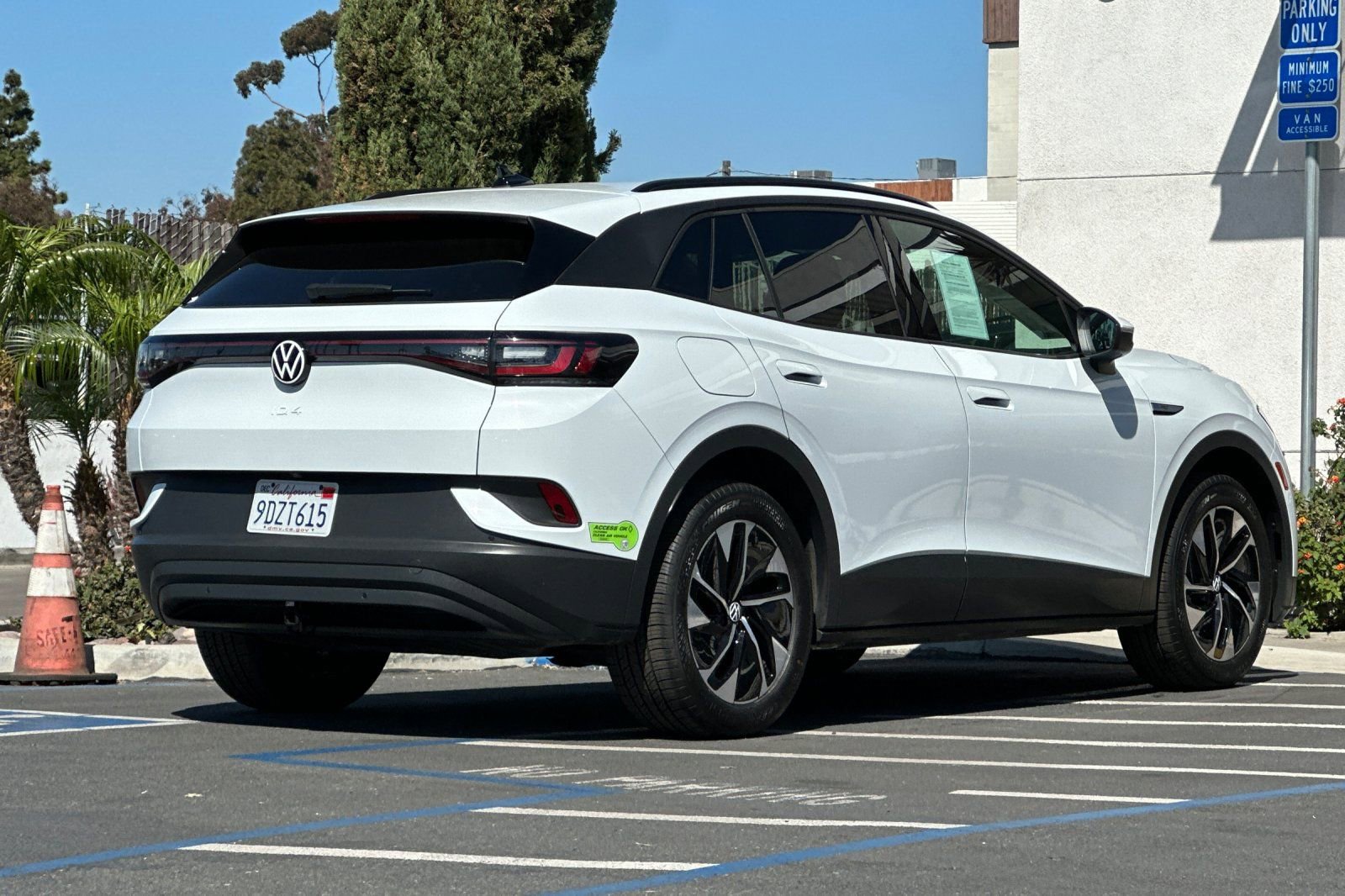 Certified 2022 Volkswagen ID.4 Pro AWD/4WD image 4