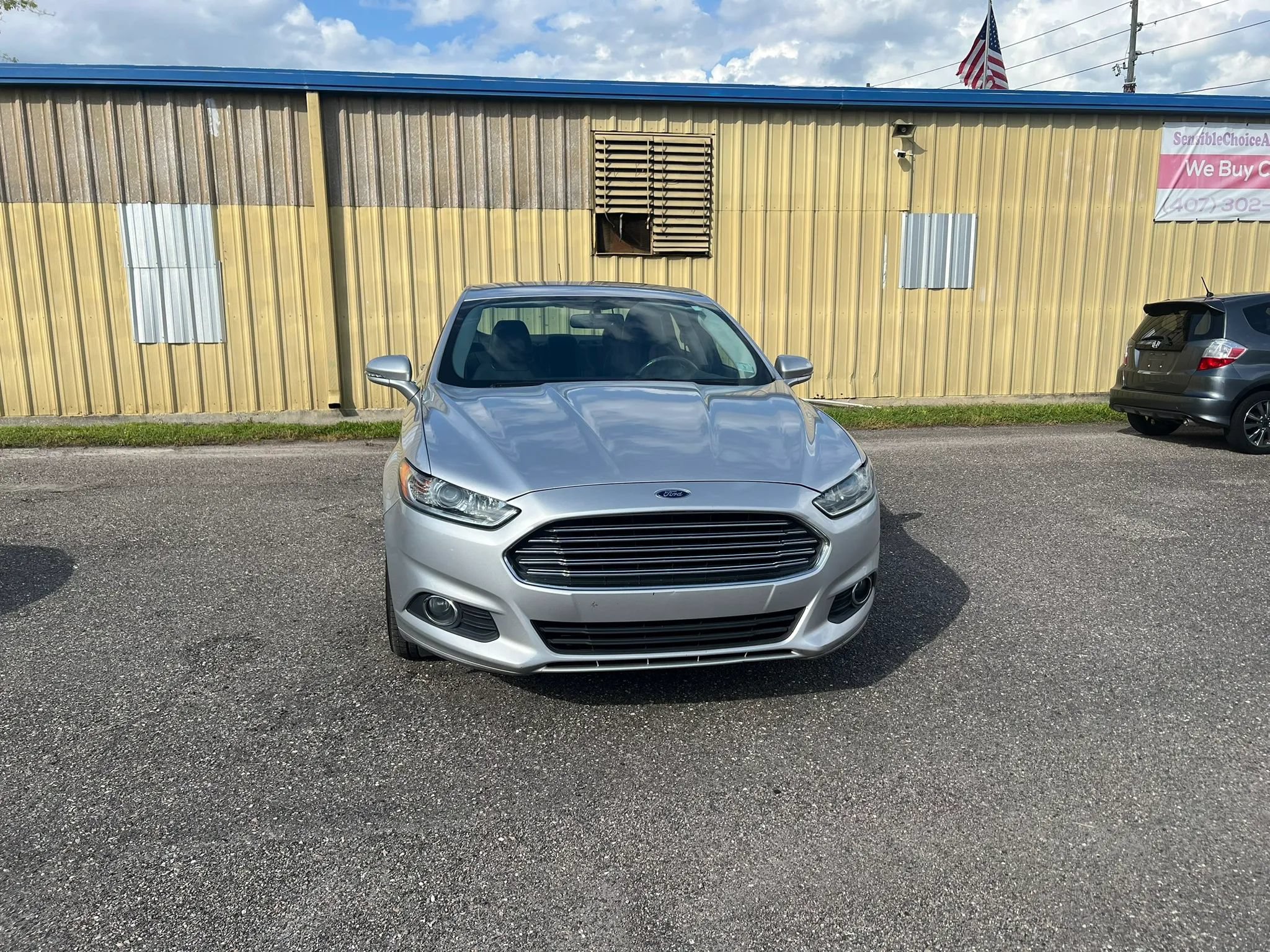 Used 2016 Ford Fusion SE w/ Equipment Group 202A FWD image 2