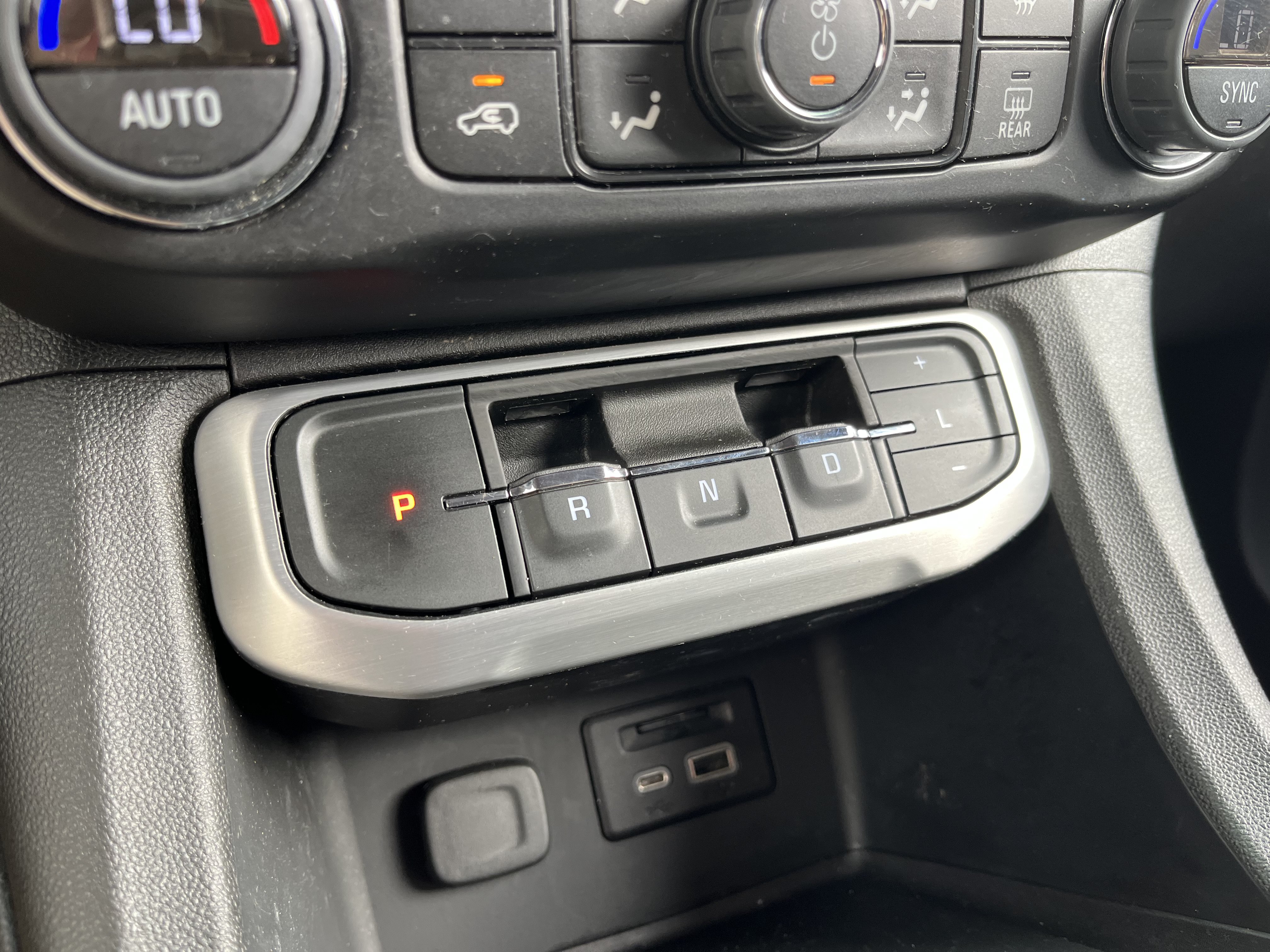 Used 2023 GMC Acadia SLT FWD image 26
