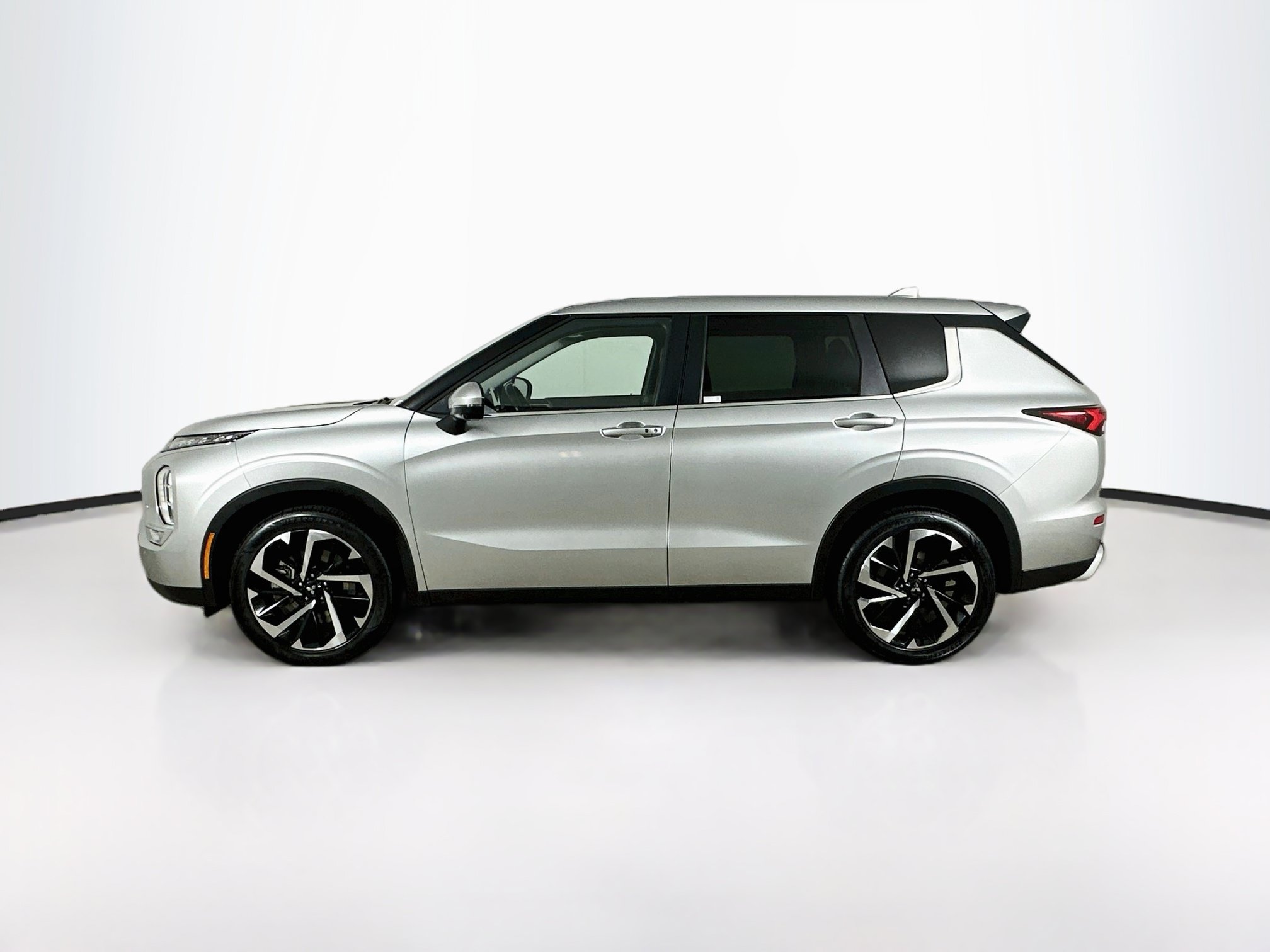 Used 2024 Mitsubishi Outlander SE FWD image 4