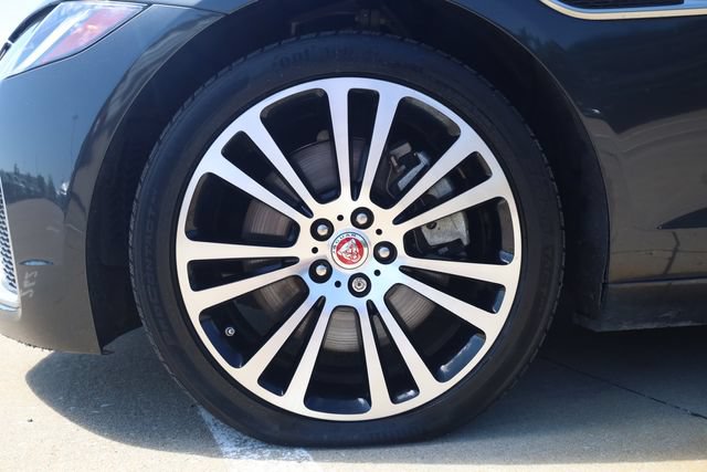 Used 2022 Jaguar XF SE RWD image 10