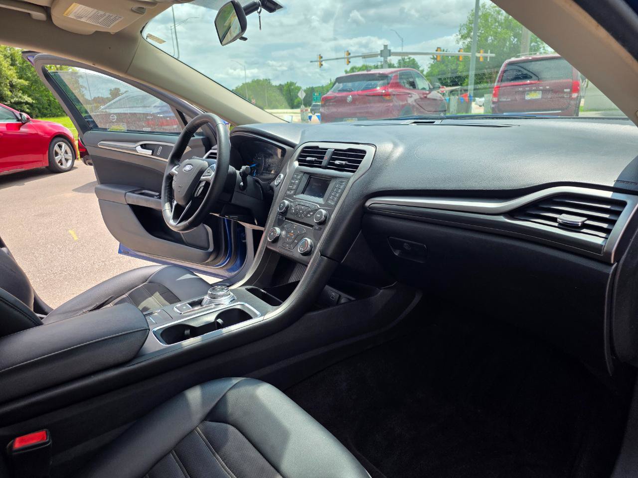 Used 2017 Ford Fusion SE w/ Equipment Group 201A FWD image 21