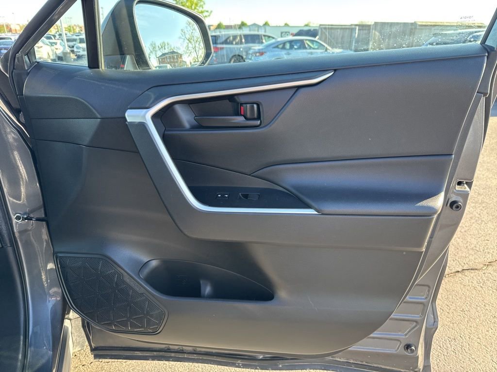 Used 2023 Toyota RAV4 LE AWD/4WD image 32