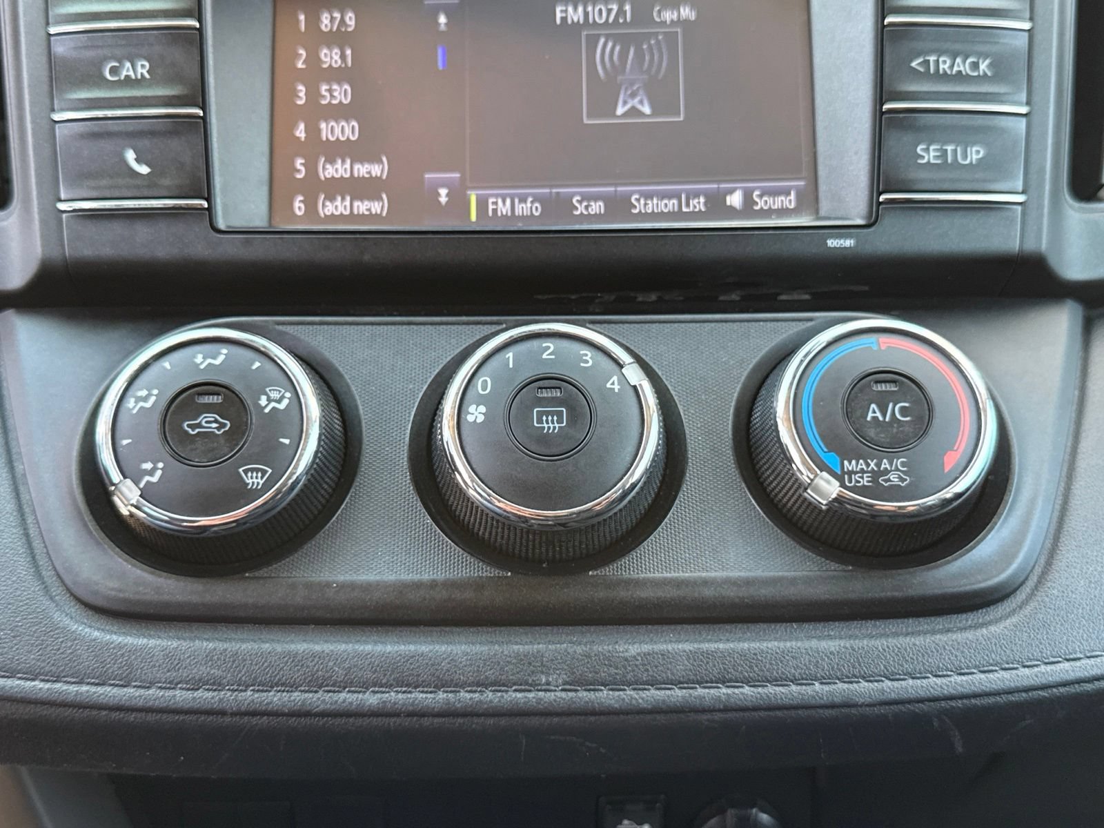 Used 2017 Toyota RAV4 LE FWD image 30
