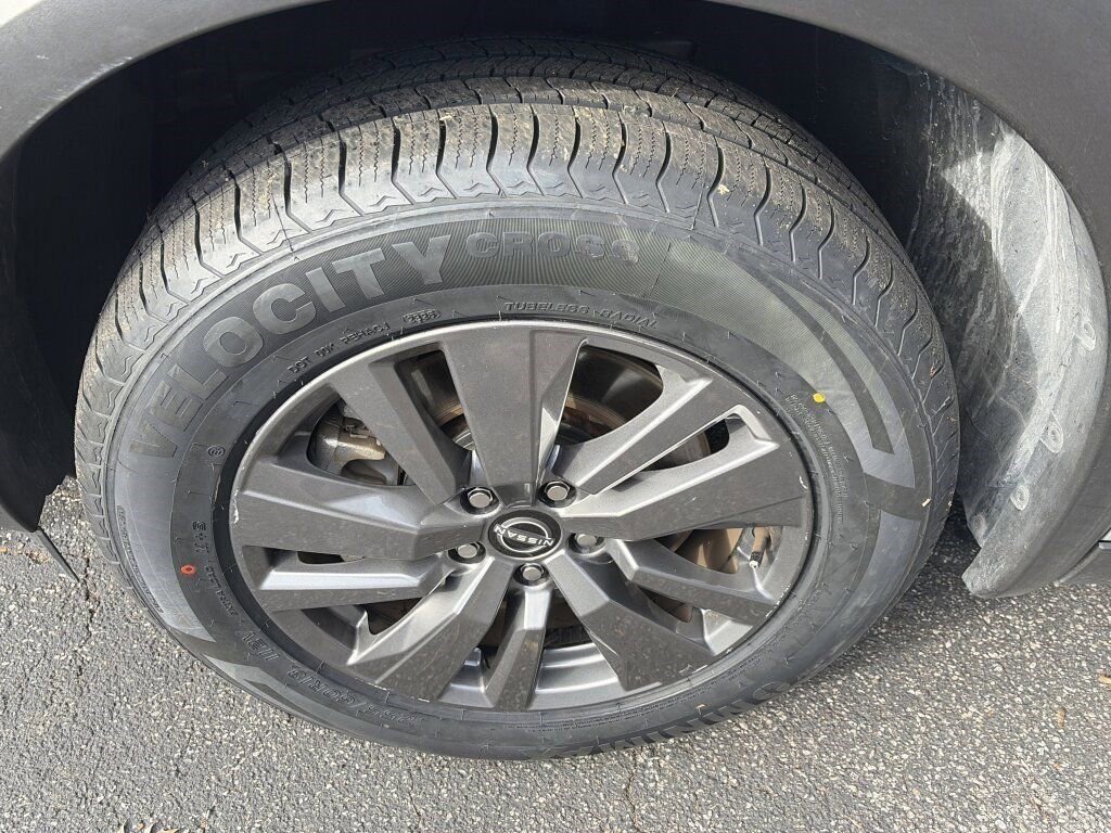 Certified 2025 Nissan Pathfinder SV image 9