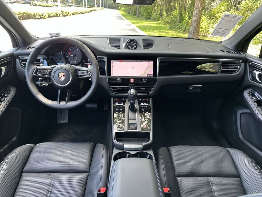 Certified 2025 Porsche Macan image 17