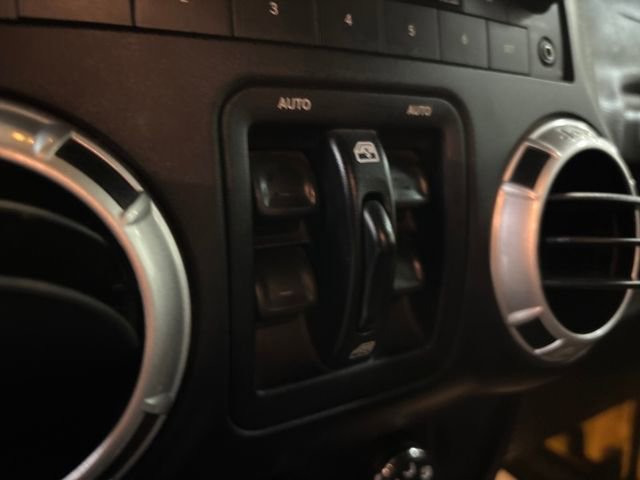 Used 2015 Jeep Wrangler Unlimited Sahara image 9