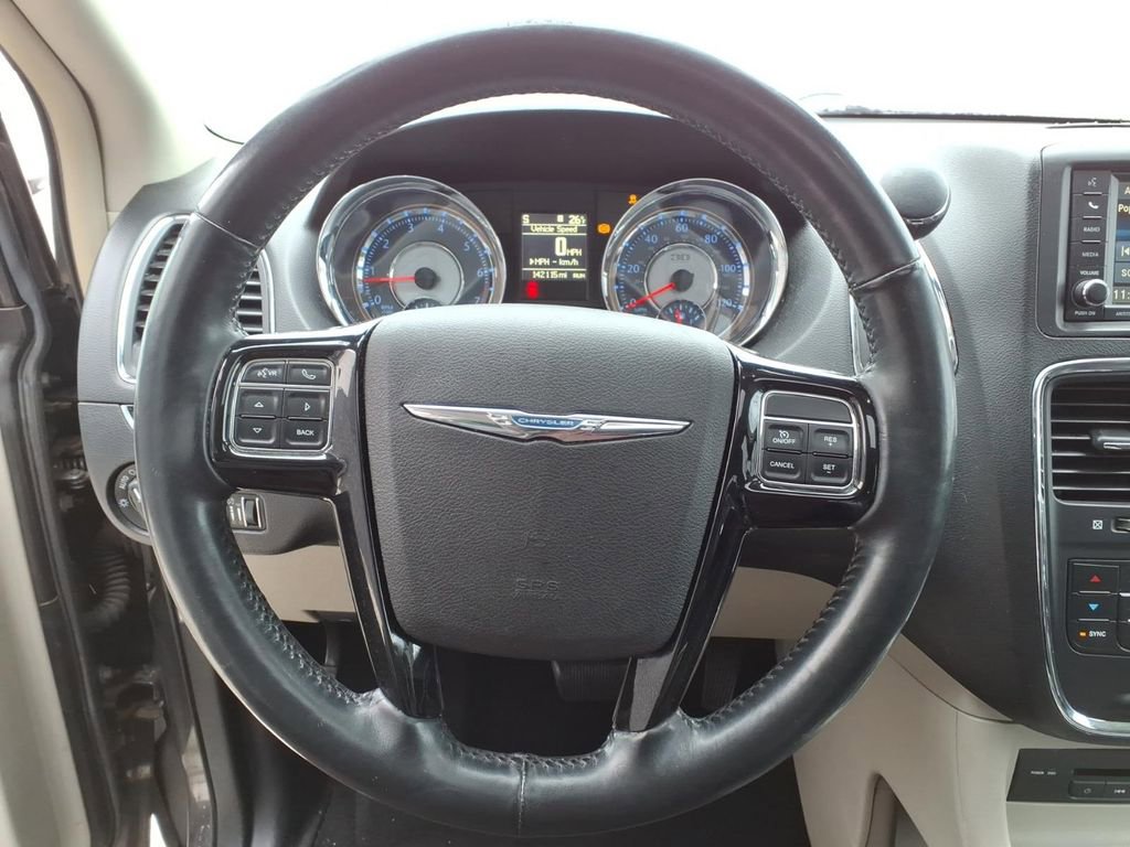 Used 2014 Chrysler Town & Country Touring-L image 17