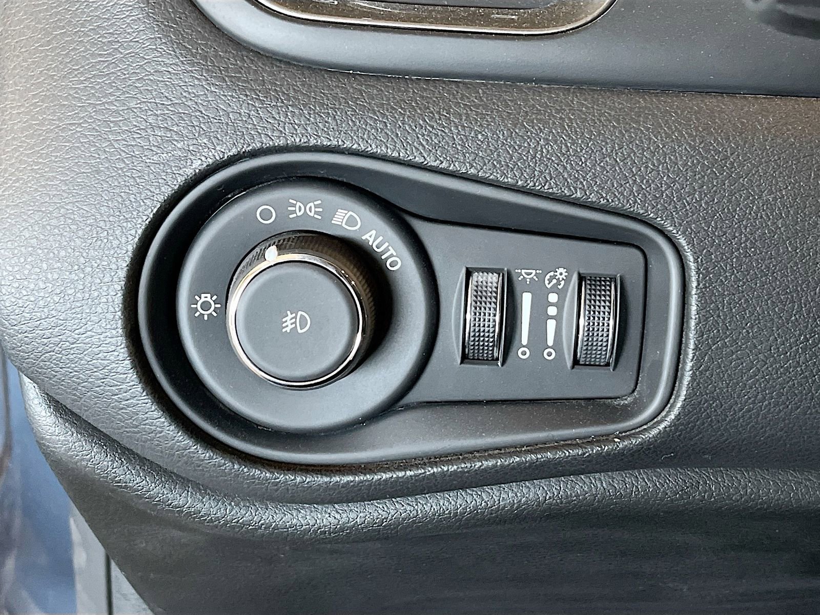 Used 2023 Jeep Renegade Limited image 10