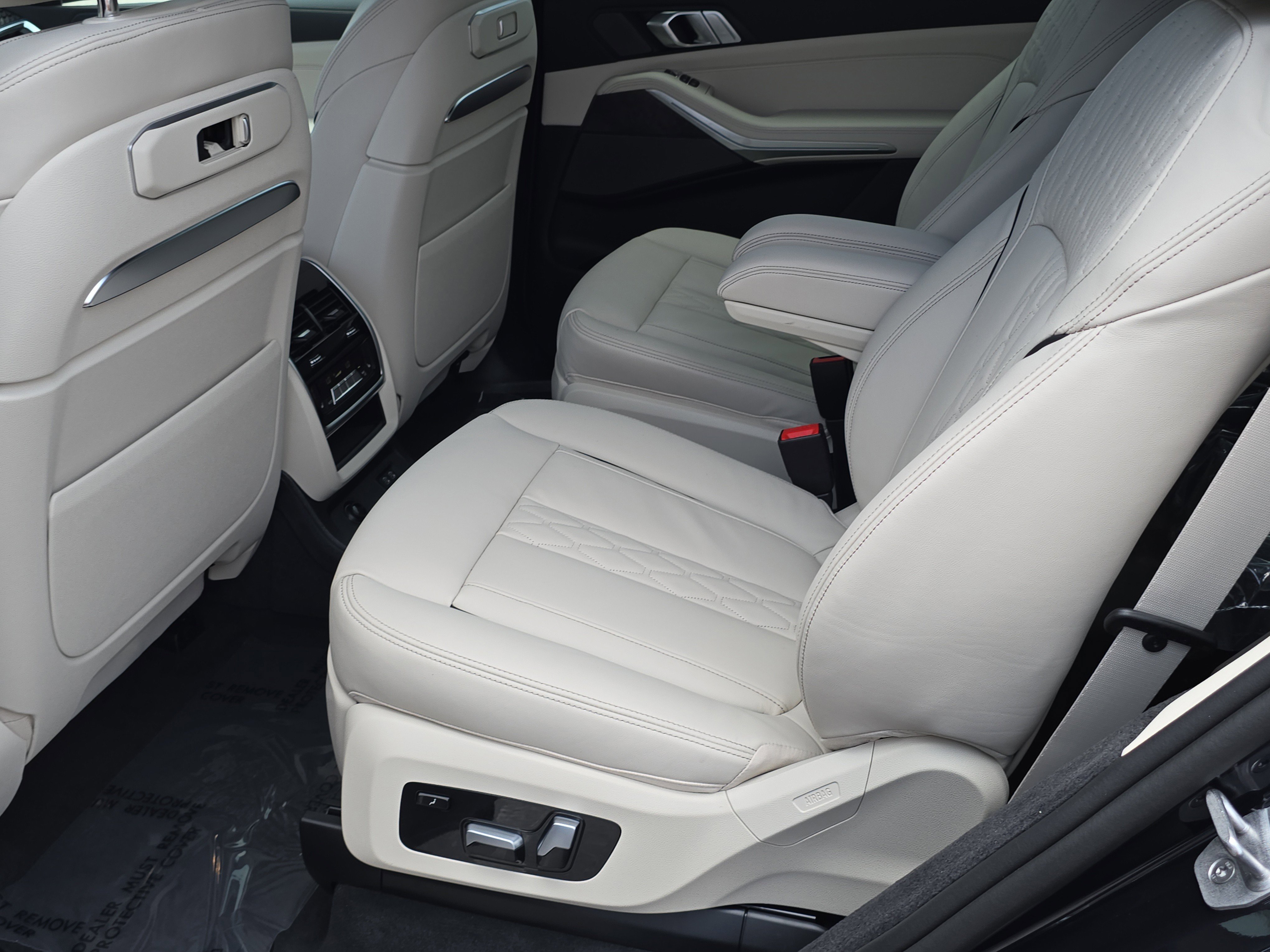 New 2026 BMW X7 M60i image 17